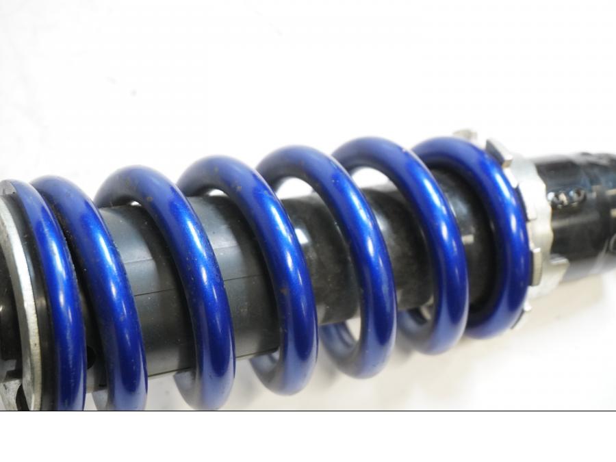 Snett uppifrån på Stötdämpare från en Yamaha MT-07 -2014 motorcykel.