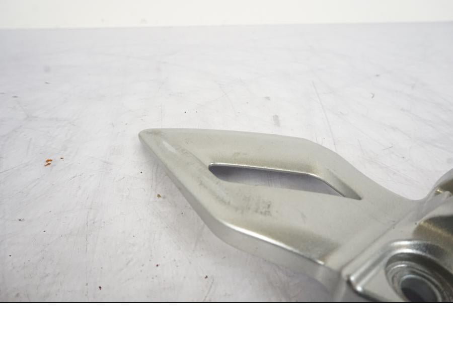 Snett nerifrån på Fotpinnefäste från en Honda VFR 1200 -2010 motorcykel.