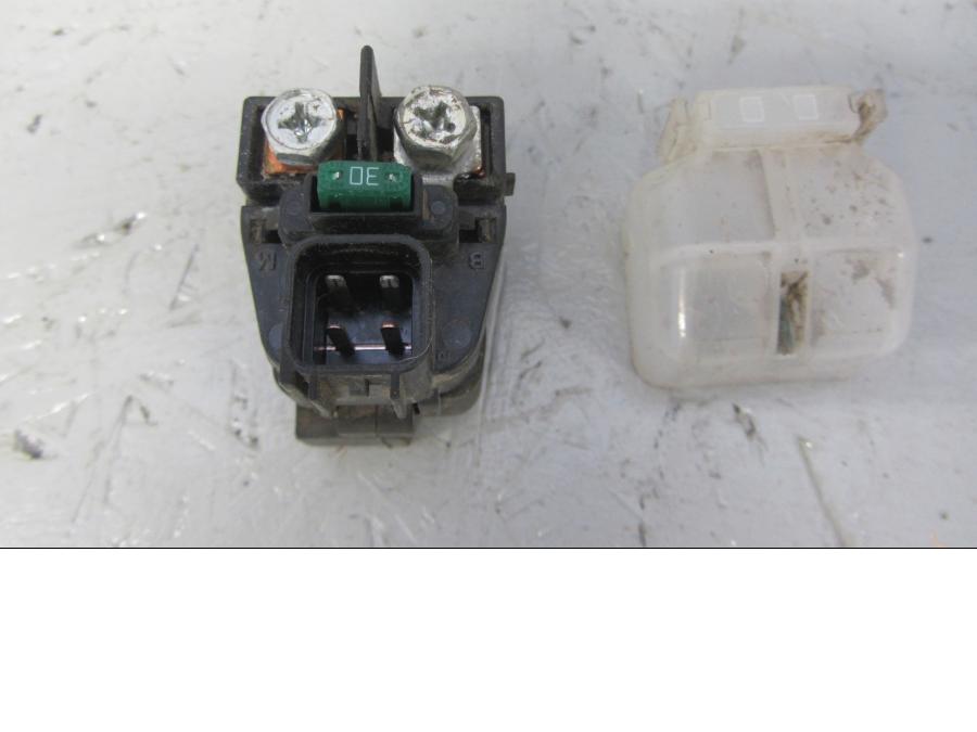 Framsidan på Startrelä från en Suzuki LTA 750 XP E -2009 motorcykel.