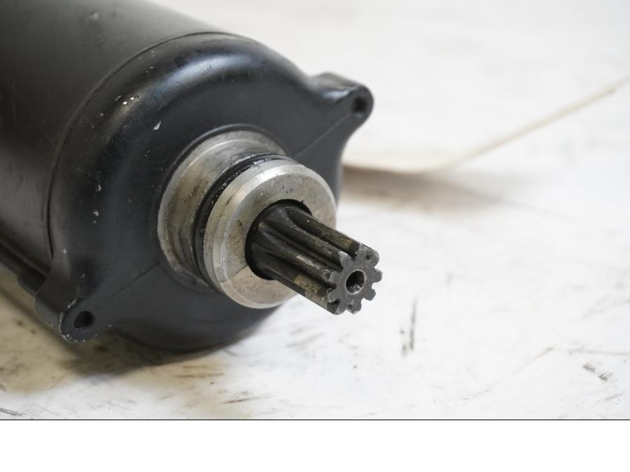 Baksidan på Startmotor från en Yamaha FZ 750 -1988 motorcykel.