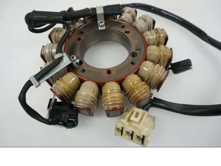 Höger sida på Generator från en Suzuki VLR 1800 -2008 motorcykel.