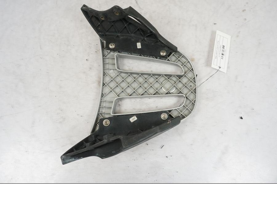 Snett nerifrån på Pakethållare från en BMW R 850 R -2004 motorcykel.