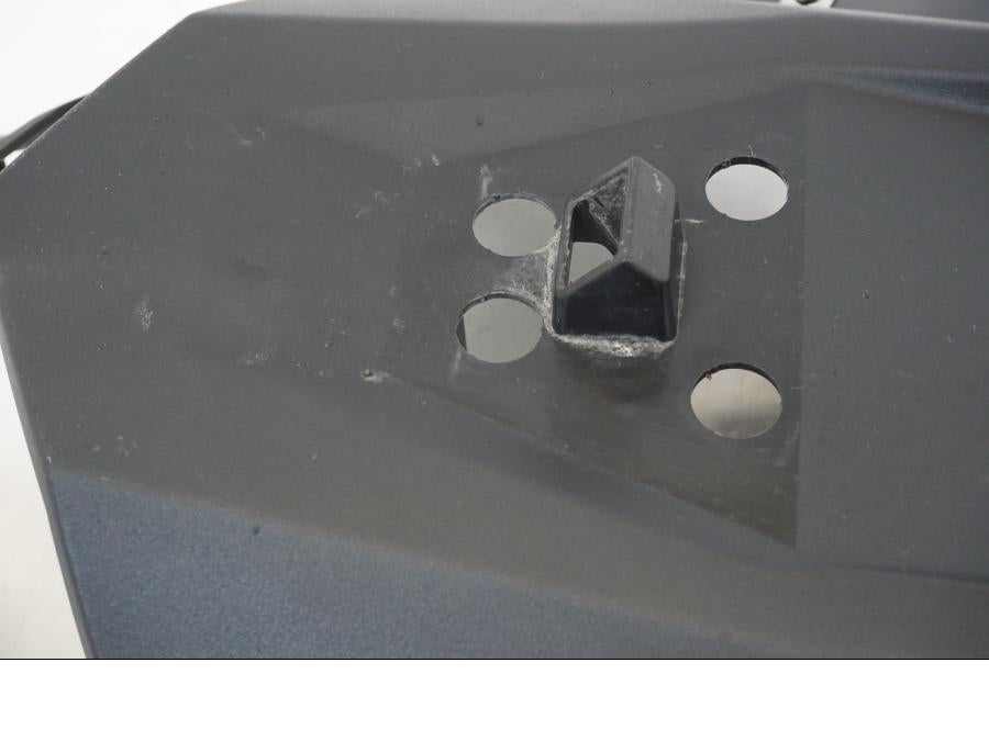 Snett nerifrån på Undertail från en Kawasaki NINJA 400 -2020 motorcykel.