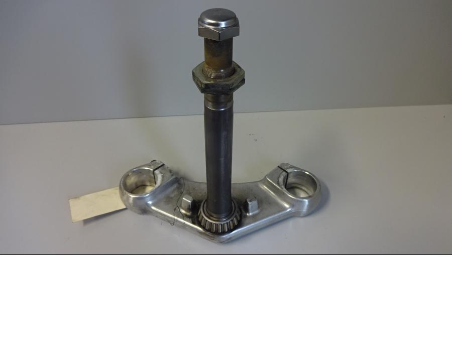 Baksidan på Gaffelkrona från en Triumph Thunderbird 900 -2001 motorcykel.