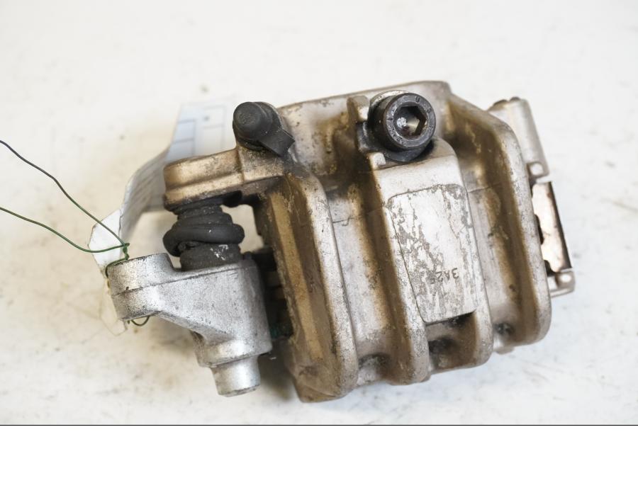 Baksidan på <p>Bromsok höger fram från Honda VFR 750 F 1988.</p>
<p>Okej skick.</p> motorcykel.