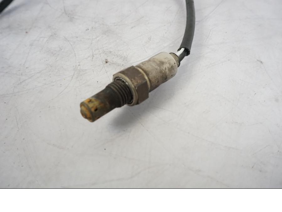 Höger sida på Lambdasond från en Honda VFR 1200 -2010 motorcykel.