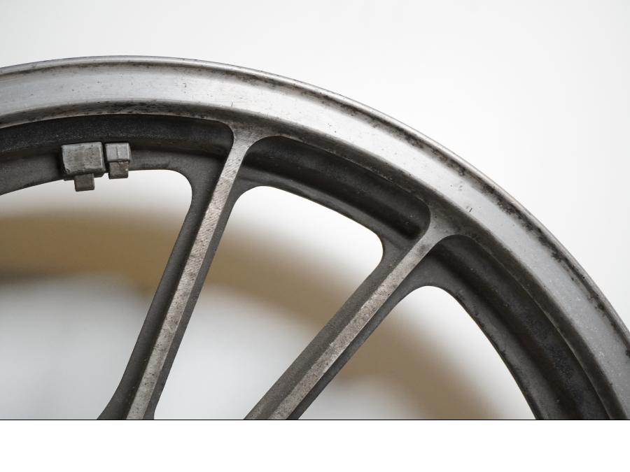 Extrabild6 på Fälg från en Suzuki GSX 400 -1983 motorcykel.