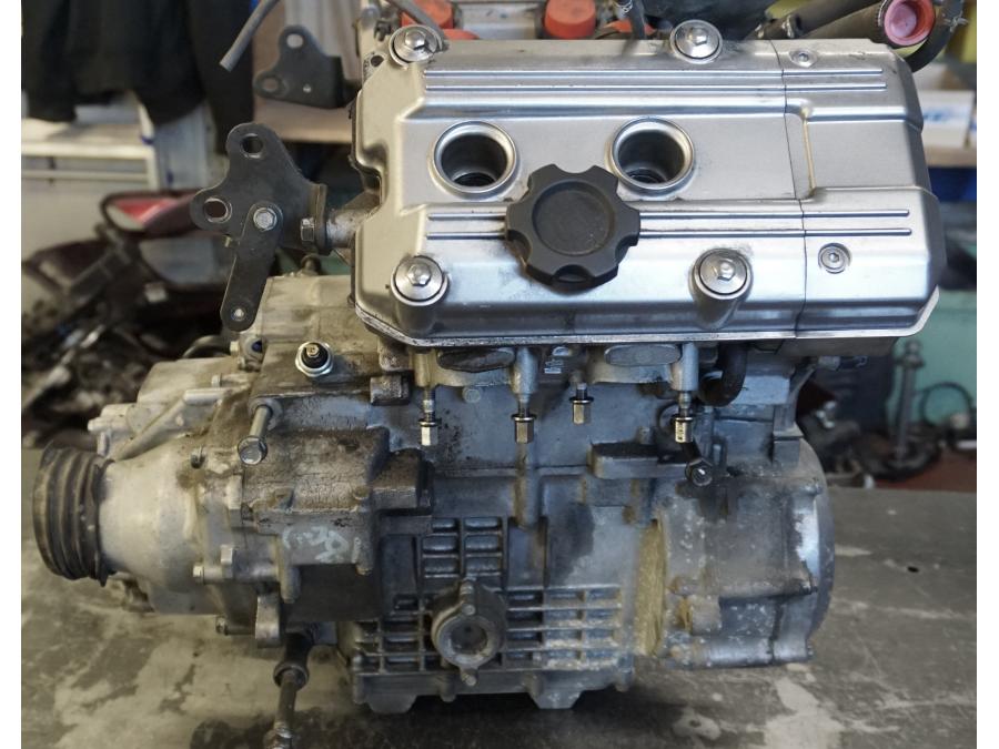 Framsidan på Motor från en Honda ST 1100 -1999 motorcykel.