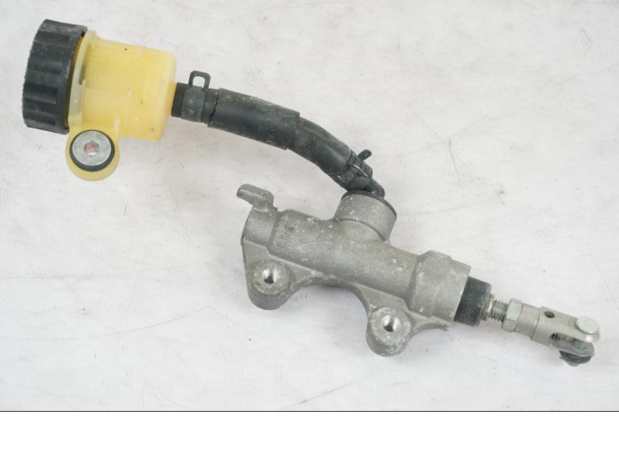 Snett nerifrån på <p>Bromshuvudcylinder bak från Yamaha YZF R6 2008.</p>
<p>Ink behållare.</p> motorcykel.
