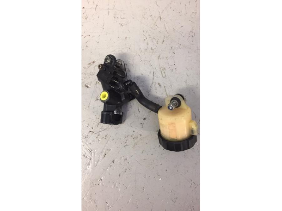 Baksidan på Bromshuvudcylinder från en Yamaha FZ-1 N -2007 motorcykel.
