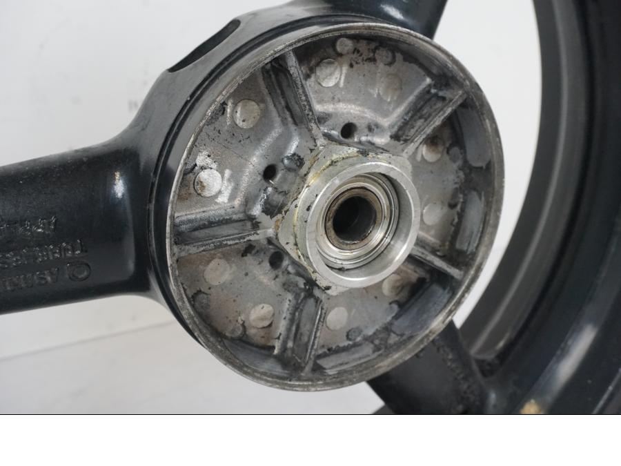 Höger sida på Fälg från en Suzuki SV 650 S -2005 motorcykel.