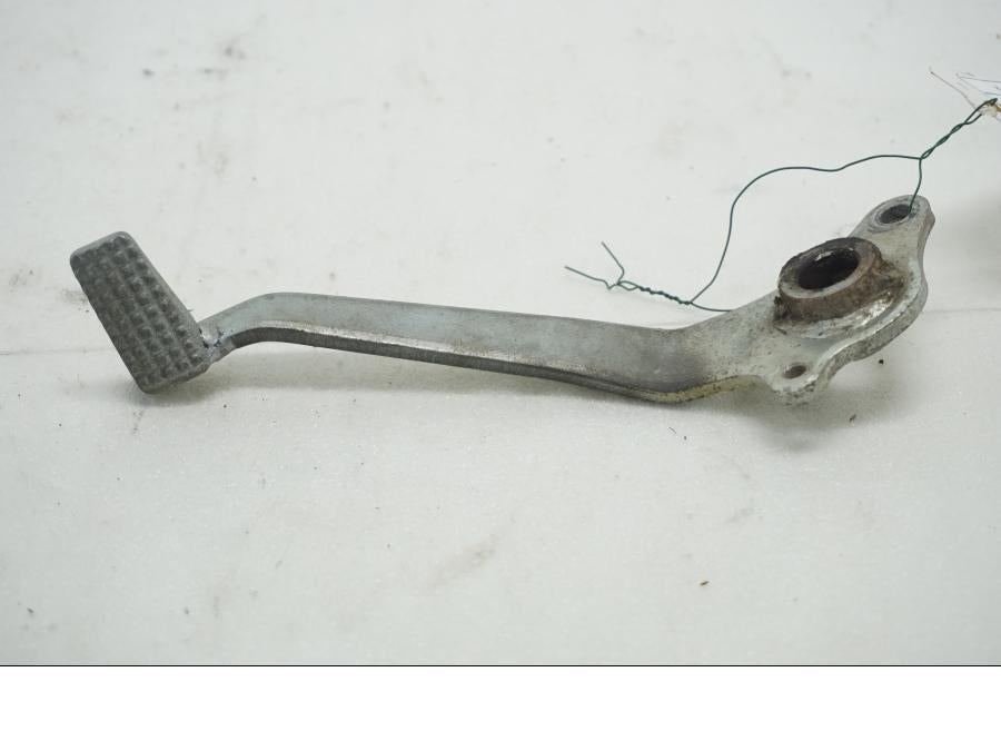 Baksidan på Bromspedal från en Kawasaki Versys 650 -2008 motorcykel.