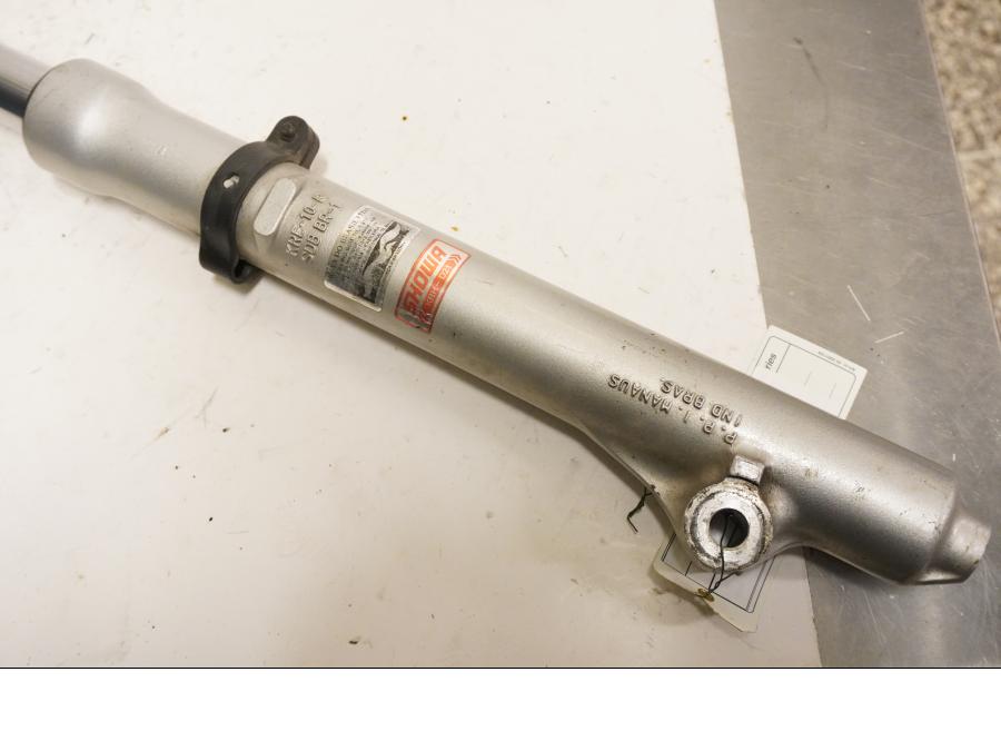 Vänster sida på Gaffelben från en Honda XR 125 -2004 motorcykel.