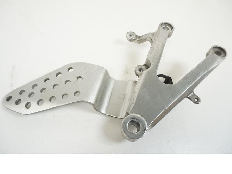Vänster sida på Fotpinnefäste från en Yamaha YZF 1000 R1 -2002 motorcykel.