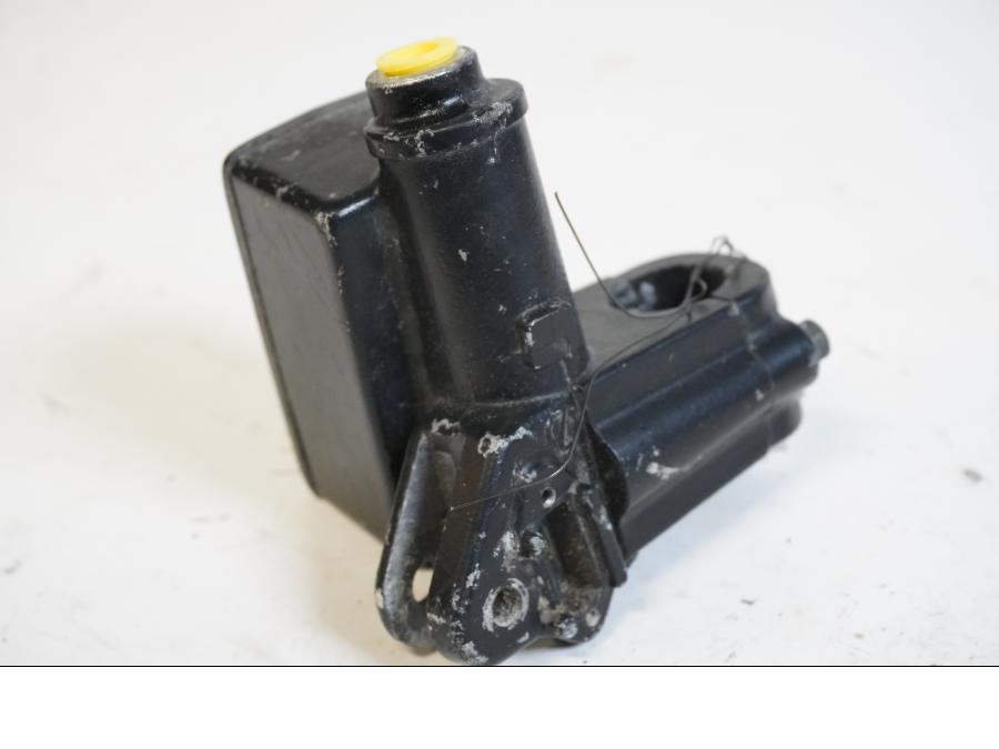 Höger sida pÄ Bromshuvudcylinder frÄn en Suzuki GSX 600 F -1988 motorcykel.