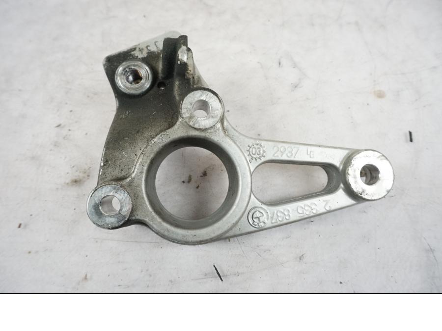 Vänster sida på Fotpinnefäste från en BMW R 850 R -2004 motorcykel.