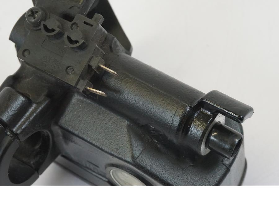 Snett nerifrån på Bromshuvudcylinder från en Honda NT 700 -2008 motorcykel.