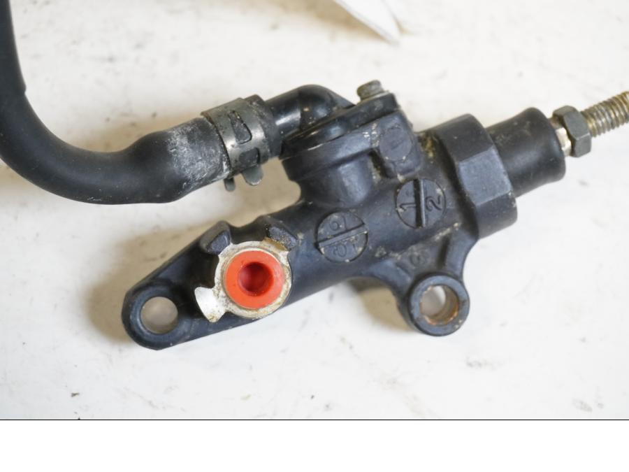 Vänster sida på Bromshuvudcylinder från en Yamaha YZF R6 -2001 motorcykel.