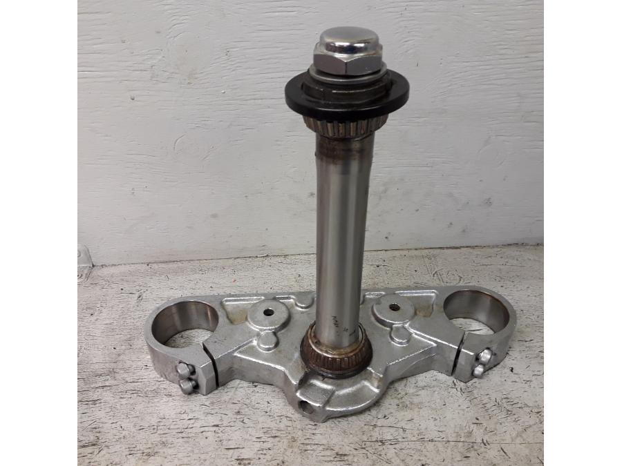 Baksidan på Gaffelkrona från en Suzuki VZ 1600 -2005 motorcykel.