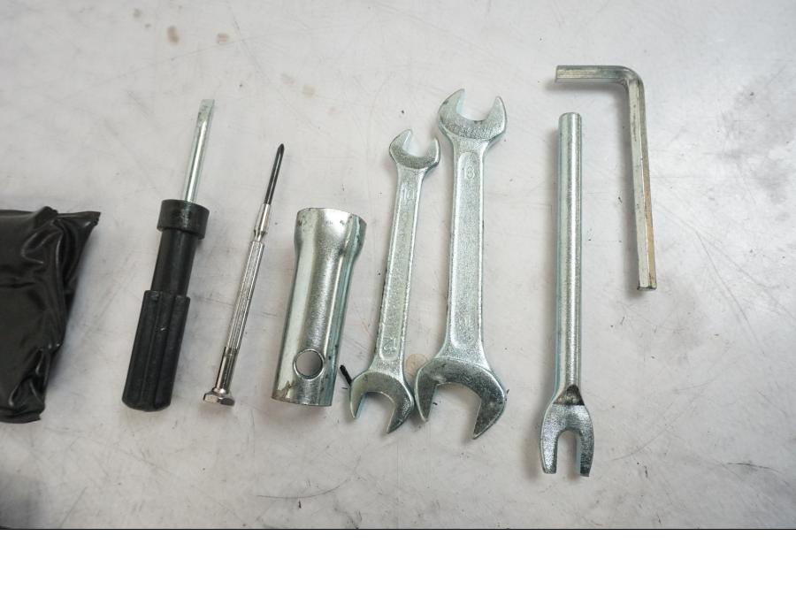 Snett nerifrån på Verktyg från en BMW R 850 R -2004 motorcykel.