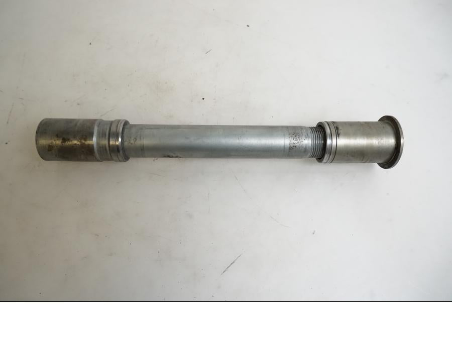 Baksidan på Axel från en BMW K 1200 S -2007 motorcykel.