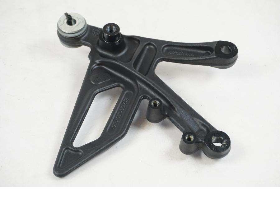 Snett uppifrån på Fotpinnefäste från en KTM 1290 Super Duke R EVO -2023 motorcykel.