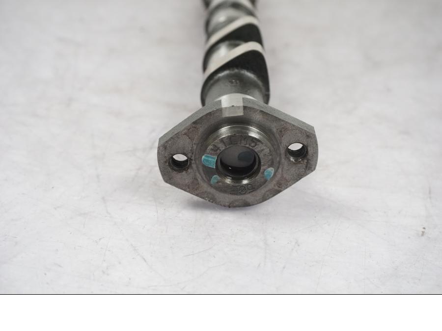 Vänster sida på Kamaxel från en Triumph Tiger Explorer -2016 motorcykel.