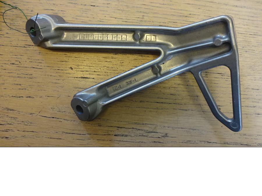 Höger sida på Fotpinnefäste från en Suzuki GSF 1200 -2004 motorcykel.