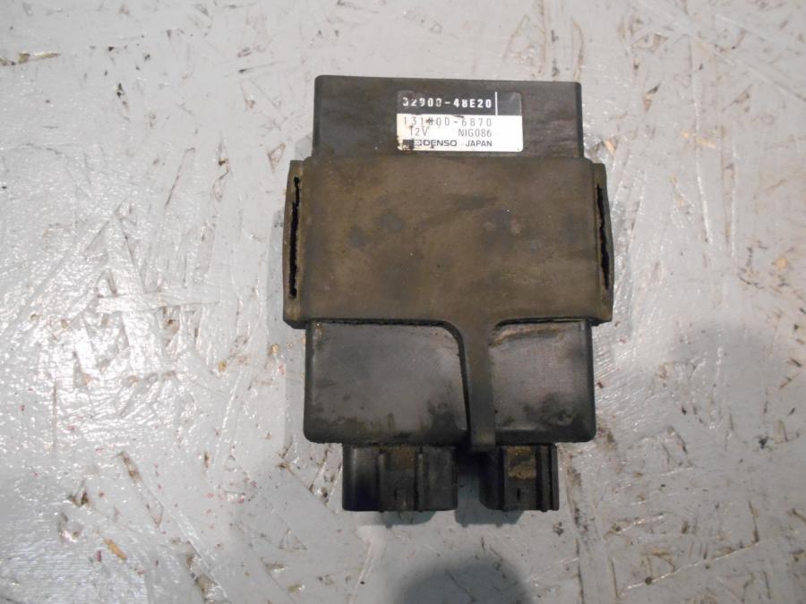 Framsidan på CDI / ECU från en Suzuki VZ 800 -1998 motorcykel.