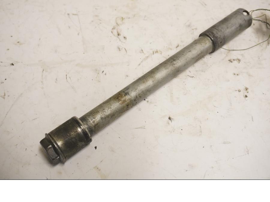 Framsidan på Axel från en Honda CBR 1100 XX -2000 motorcykel.