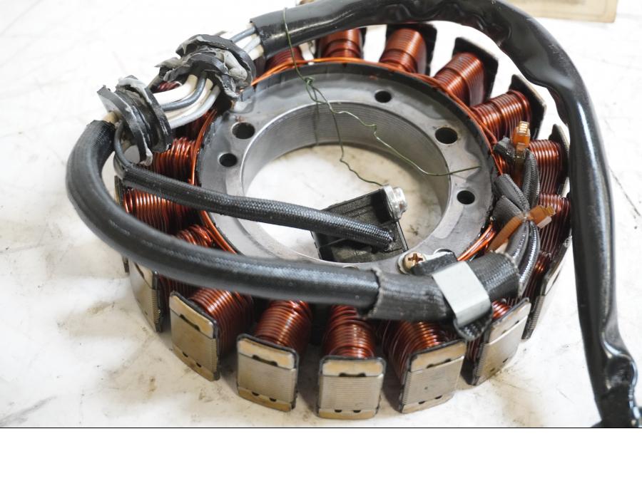 Baksidan på Generator från en Yamaha XVS 1100 -2003 motorcykel.