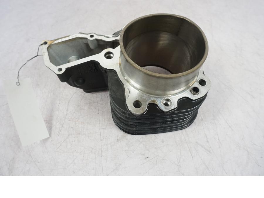 Snett nerifrån på Cylinder från en BMW R 1200 GS -2010 motorcykel.