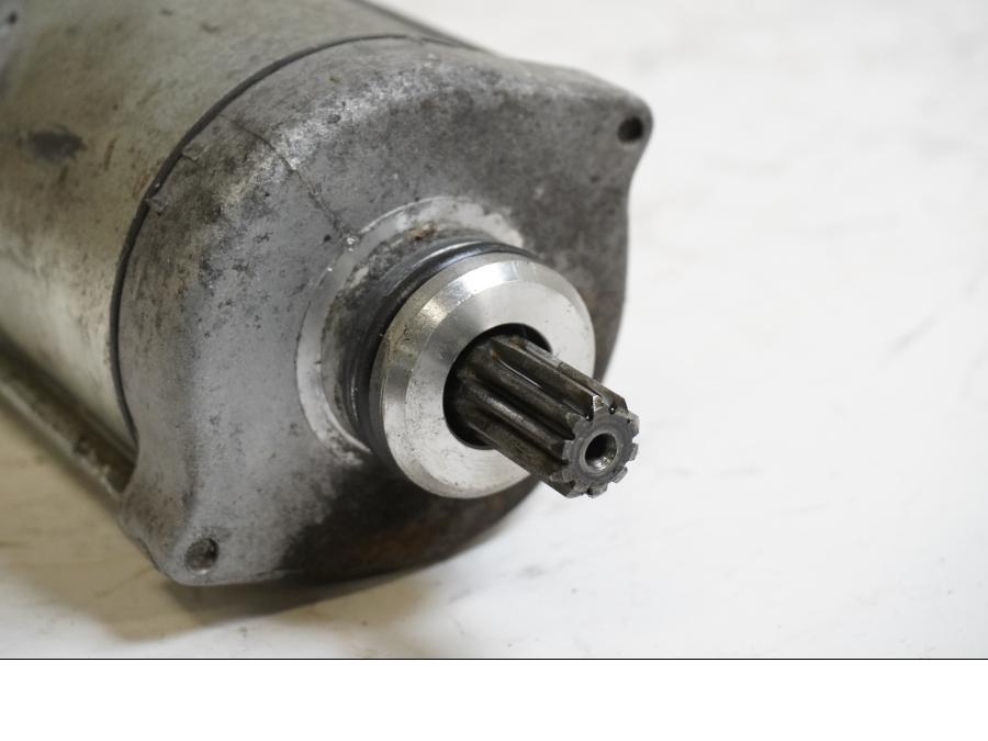 Baksidan på Startmotor från en Honda XRV 750 -1991 motorcykel.