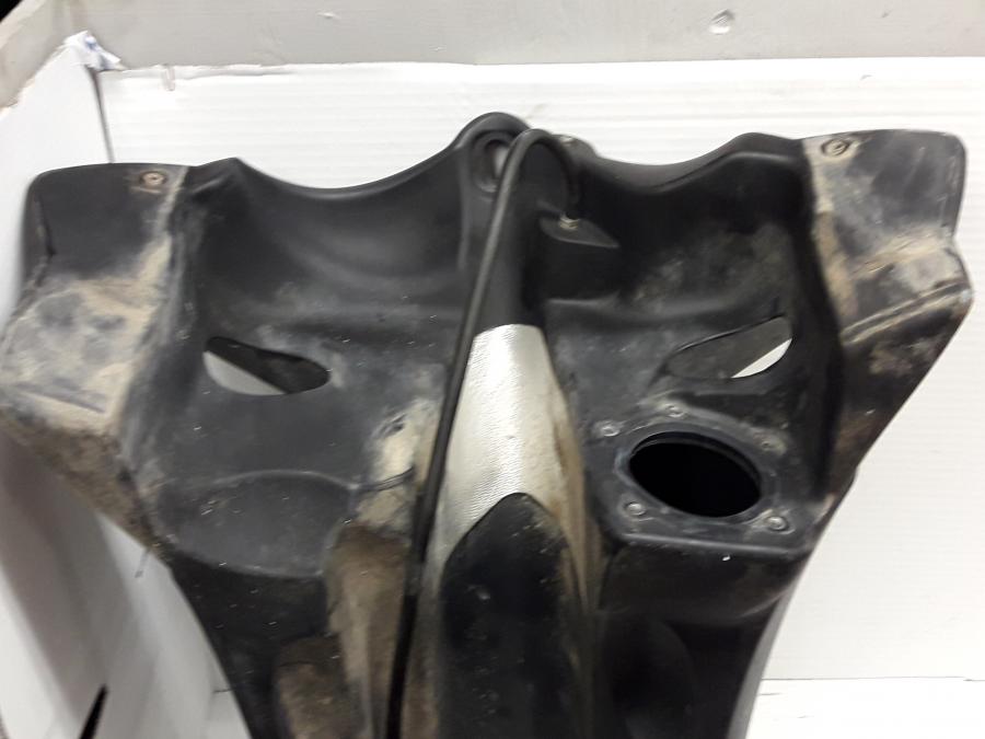 Snett uppifrån på Bensintank från en Husqvarna TE 630 -2011 motorcykel.