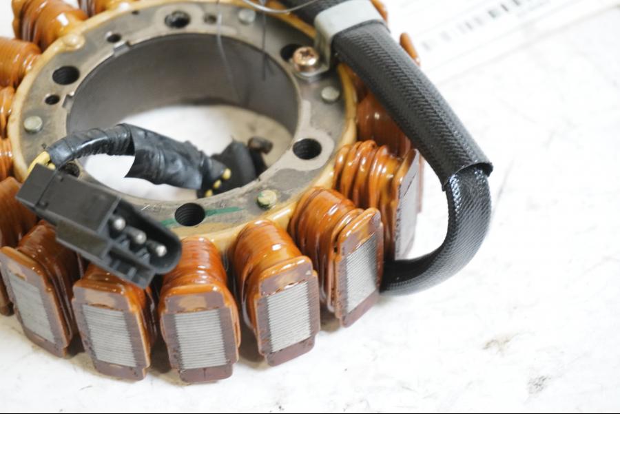 Baksidan pÄ Generator frÄn en BMW F 650 GS -2000 motorcykel.