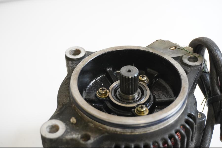 Baksidan på Generator från en Yamaha FZ 750 -1985 motorcykel.