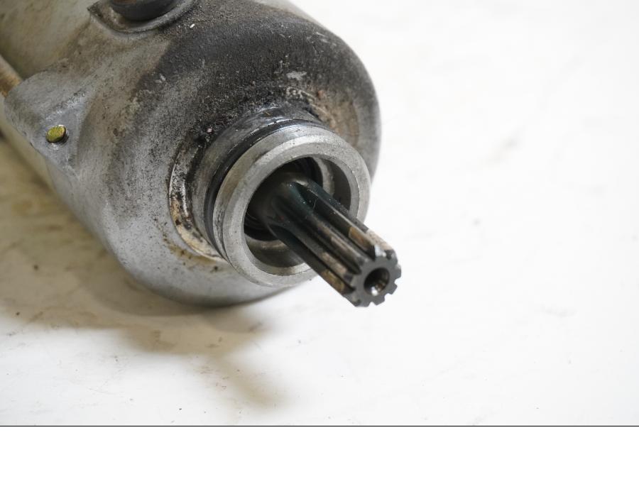 Baksidan på Startmotor från en Yamaha YZF 1000 R1 -2003 motorcykel.