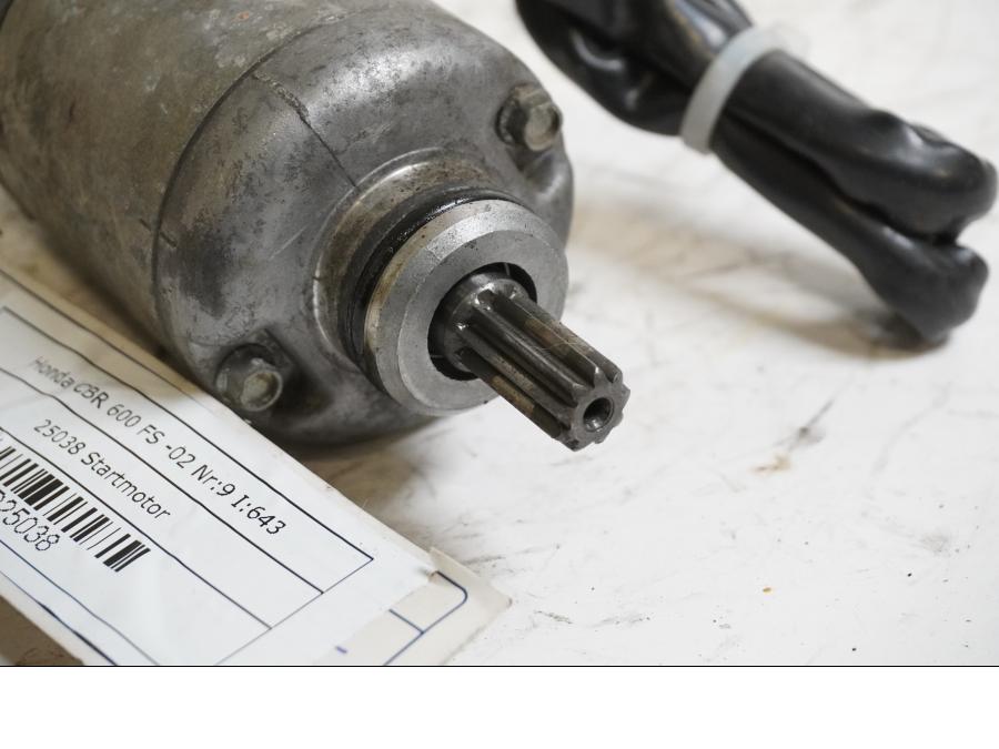 Baksidan på Startmotor från en Honda CBR 600 -2002 motorcykel.