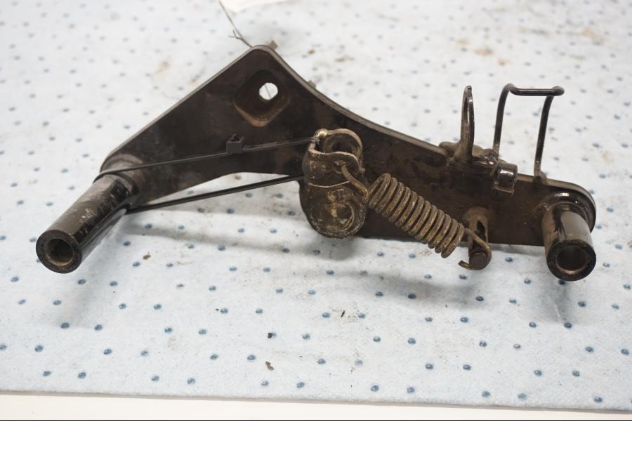 Baksidan på Fotpinnefäste från en Kawasaki EN 500 -1999 motorcykel.