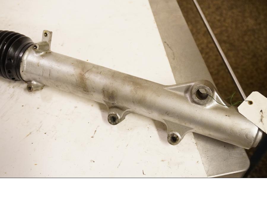 Snett uppifrån på Gaffelben från en Suzuki DR 750 S -1988 motorcykel.