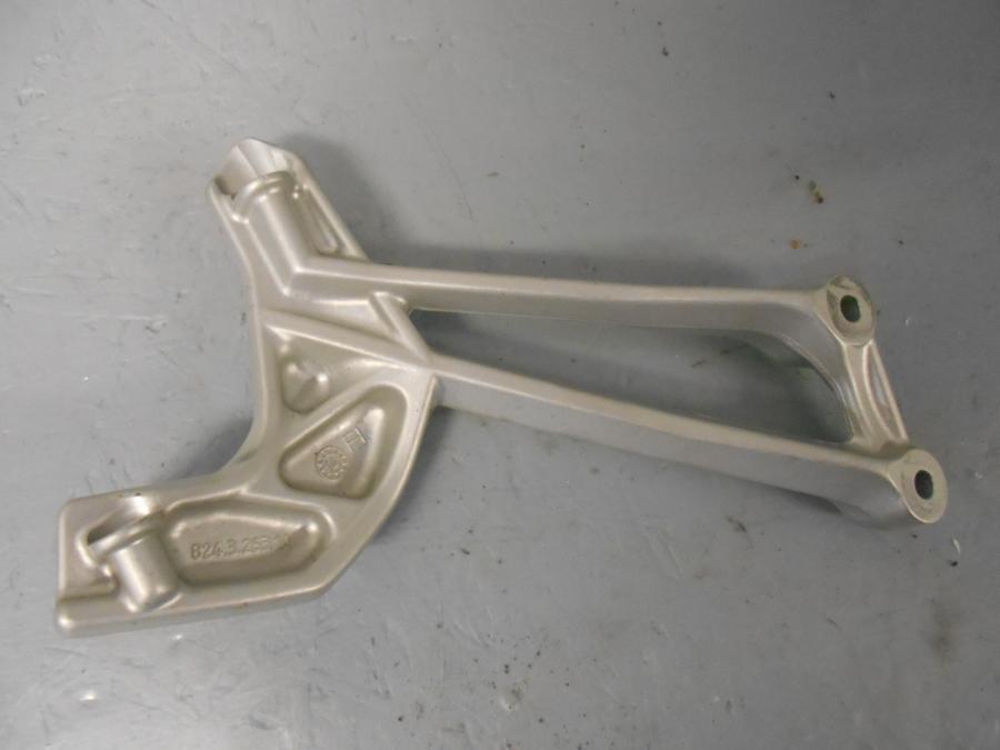 Baksidan på Fotpinnefäste från en Ducati Multistrada 1200 -2015 motorcykel.