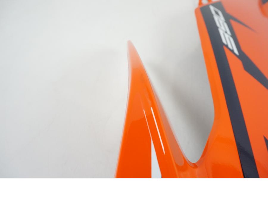 Höger sida på Bensintankskåpa från en KTM 390 Duke -2022 motorcykel.