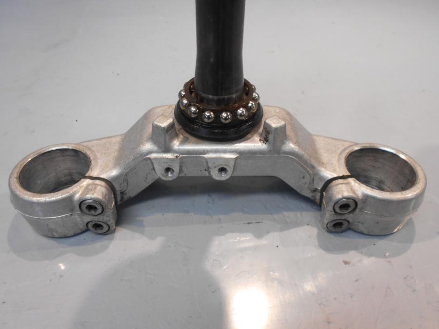 Höger sida på Gaffelkrona från en Yamaha TRX 850 -1996 motorcykel.