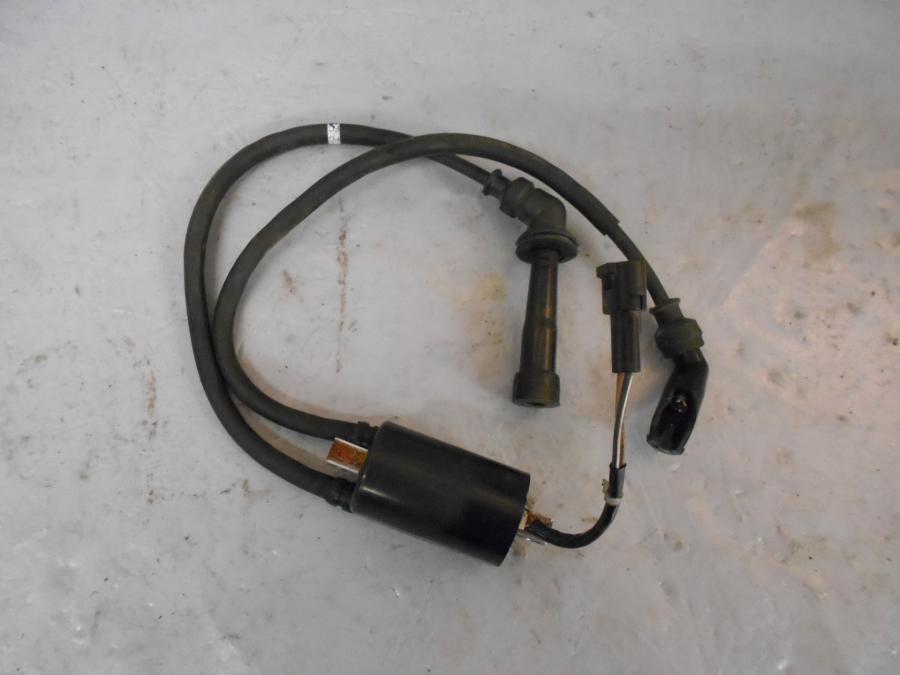 Höger sida på Tändspole från en Suzuki DL 650 -2013 motorcykel.