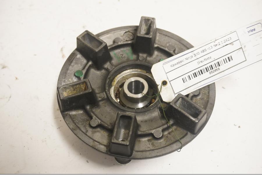 Baksidan på Drevfäste från en Kawasaki Ninja 300 -2014 motorcykel.