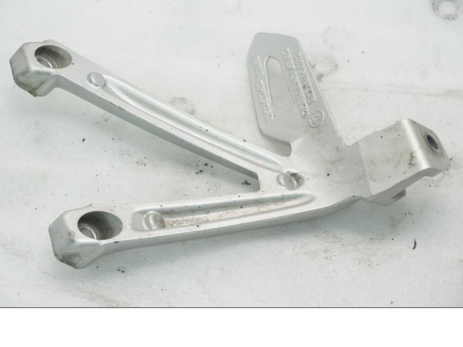 Baksidan på Fotpinnefäste från en BMW R 1200 GSA -2017 motorcykel.