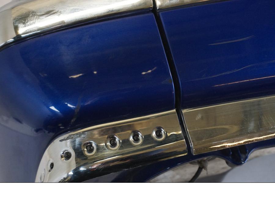 Snett nerifrån på <p>Sidoväska höger från Honda GL 1800 A 2001.</p>
<p>Låsmekanismen är sönder går ej att "låsa"</p>
<p>Locket åker upp så fort du stänger.</p>
<p>Repor finns samt att det saknas en del av kromlisten se bilder. Blinkers. Okej skick.</p> motorcykel.