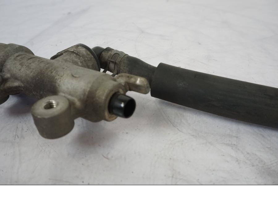 Snett nerifrån på Bromshuvudcylinder från en Honda VFR 750 -1994 motorcykel.