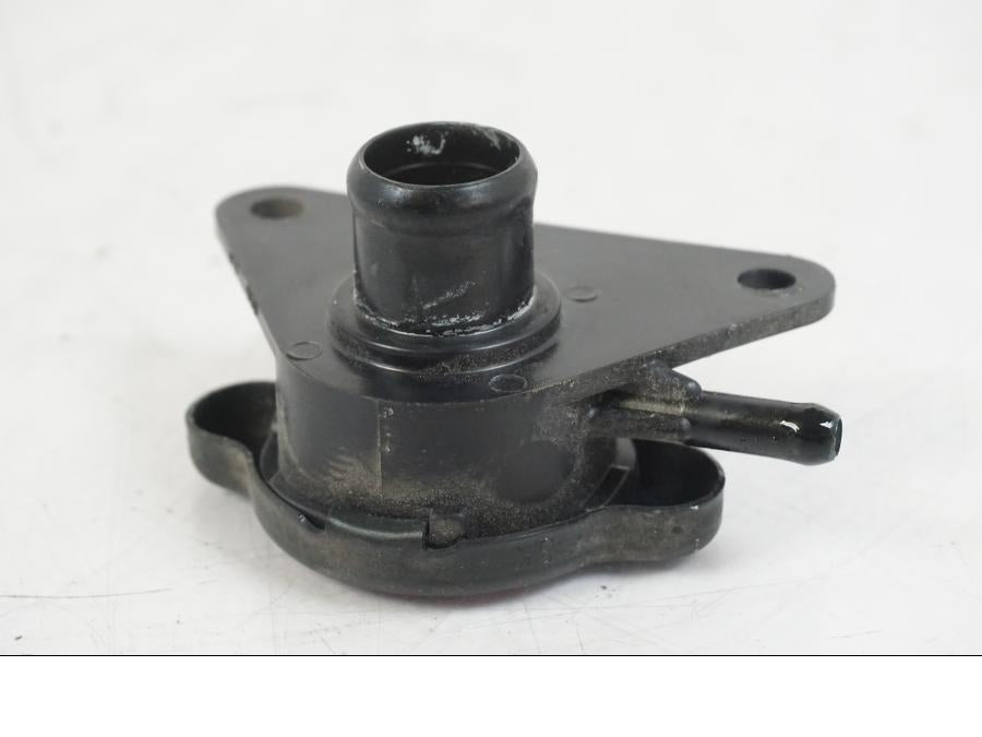 Vänster sida på Vattenpåfyllning från en Suzuki VZR 1800 -2009 motorcykel.