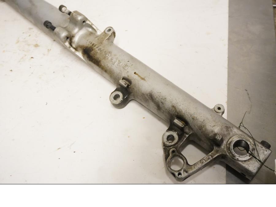 Snett uppifrån på Gaffelben från en BMW R 1100 GS -1997 motorcykel.